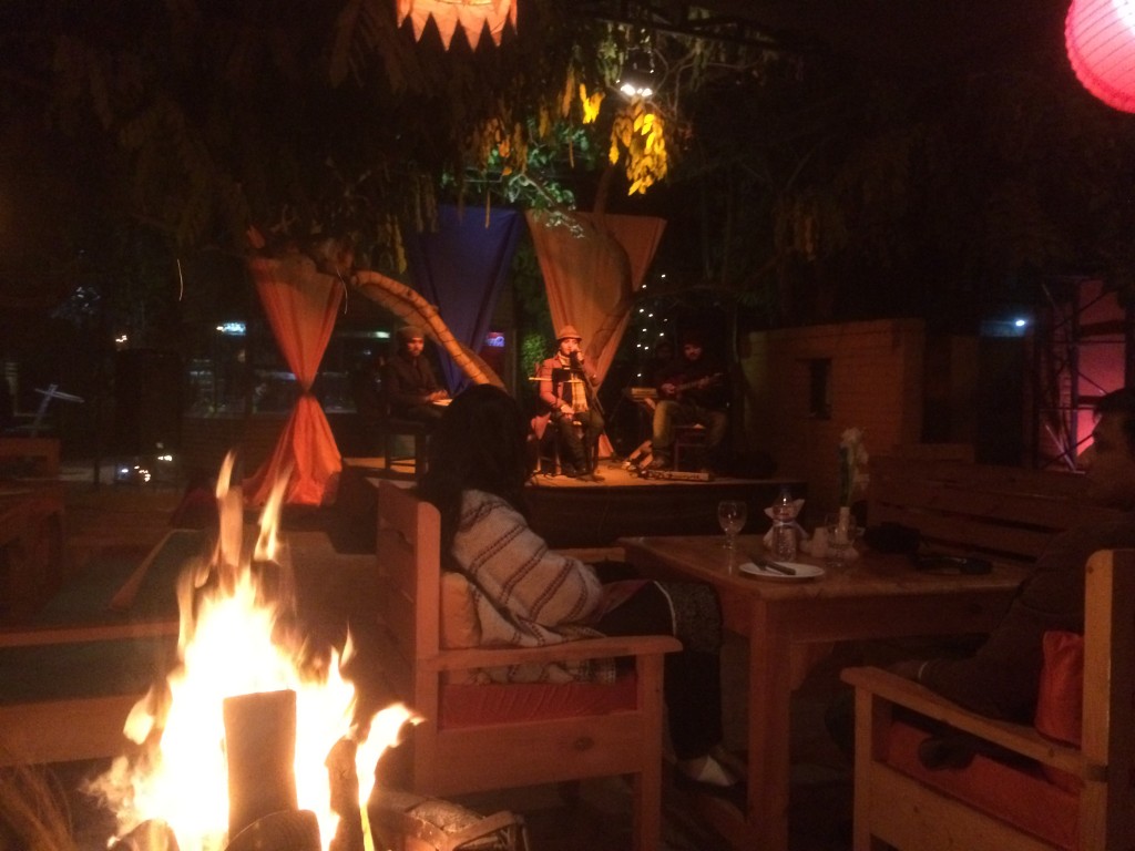 Setting of Peeru's Cafe with 4 musicians on the stage
